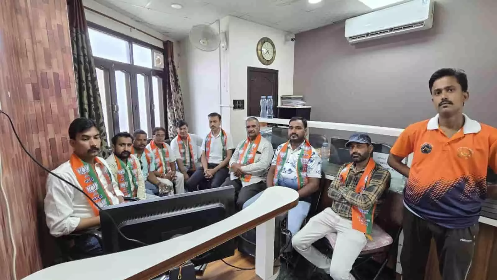 मन की बात: ऋषभदेव नगर में भाजपा कार्यकर्ताओं ने सुना पीएम मोदी का संबोधन