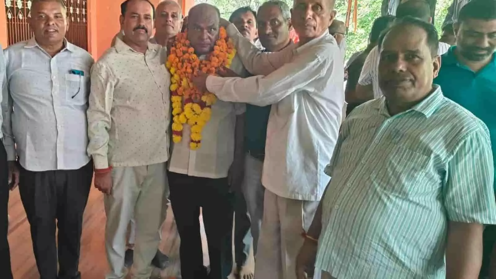 गोदावरी मंदिर परिसर में नवनिर्वाचित अध्यक्ष प्रकाश कलाल को माला पहनाते समाजजन। गोदावरी मंदिर परिसर में नवनिर्वाचित अध्यक्ष प्रकाश कलाल को माला पहनाते समाजजन।