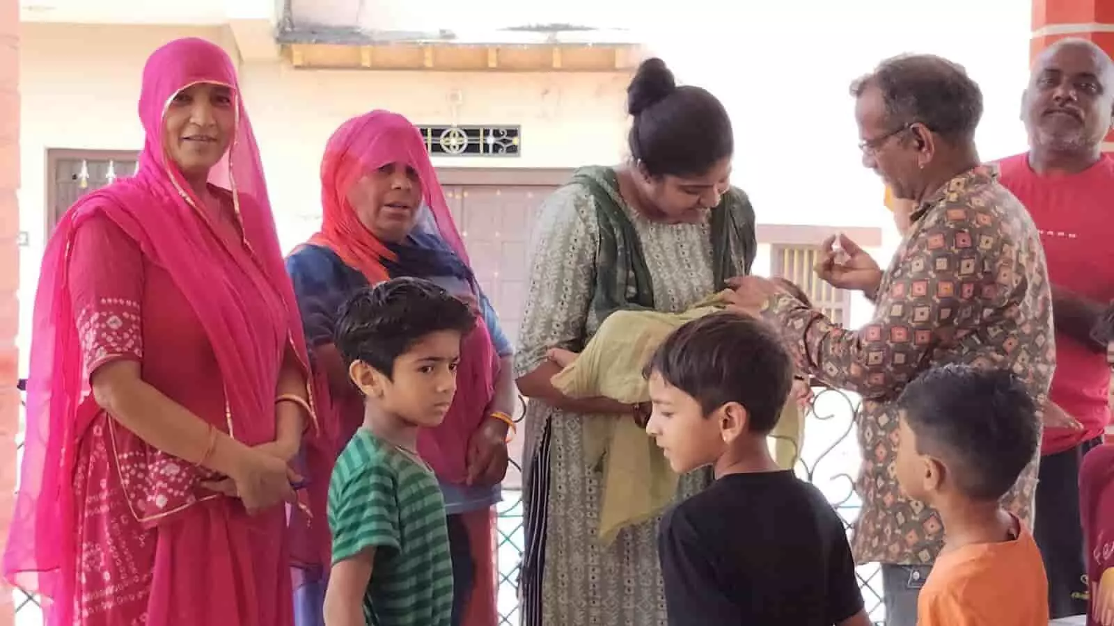 स्वास्थ्य कार्यकर्ता काकंरवा में बच्चों को पोलियो की दवा पिला रहे हैं।