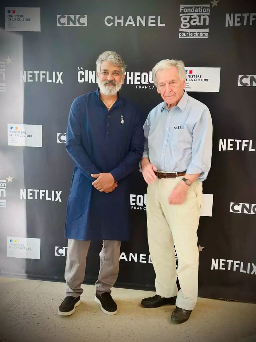 पेरिस में सिनेमाथेक फ्रैंकेस के कार्यक्रम में एस.एस. राजामौली और कोस्टा-गावरास साथ खड़े हैं।