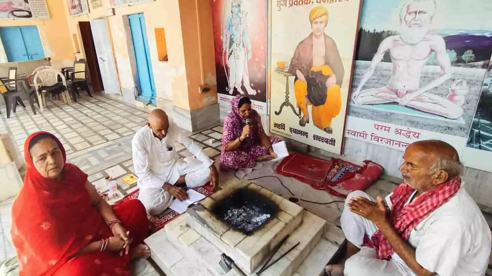 आर्य समाज मंदिर में यज्ञ के दौरान बैठे श्रद्धालु और डॉ. जगदीश यायावर। आर्य समाज मंदिर में यज्ञ के दौरान बैठे श्रद्धालु और डॉ. जगदीश यायावर।