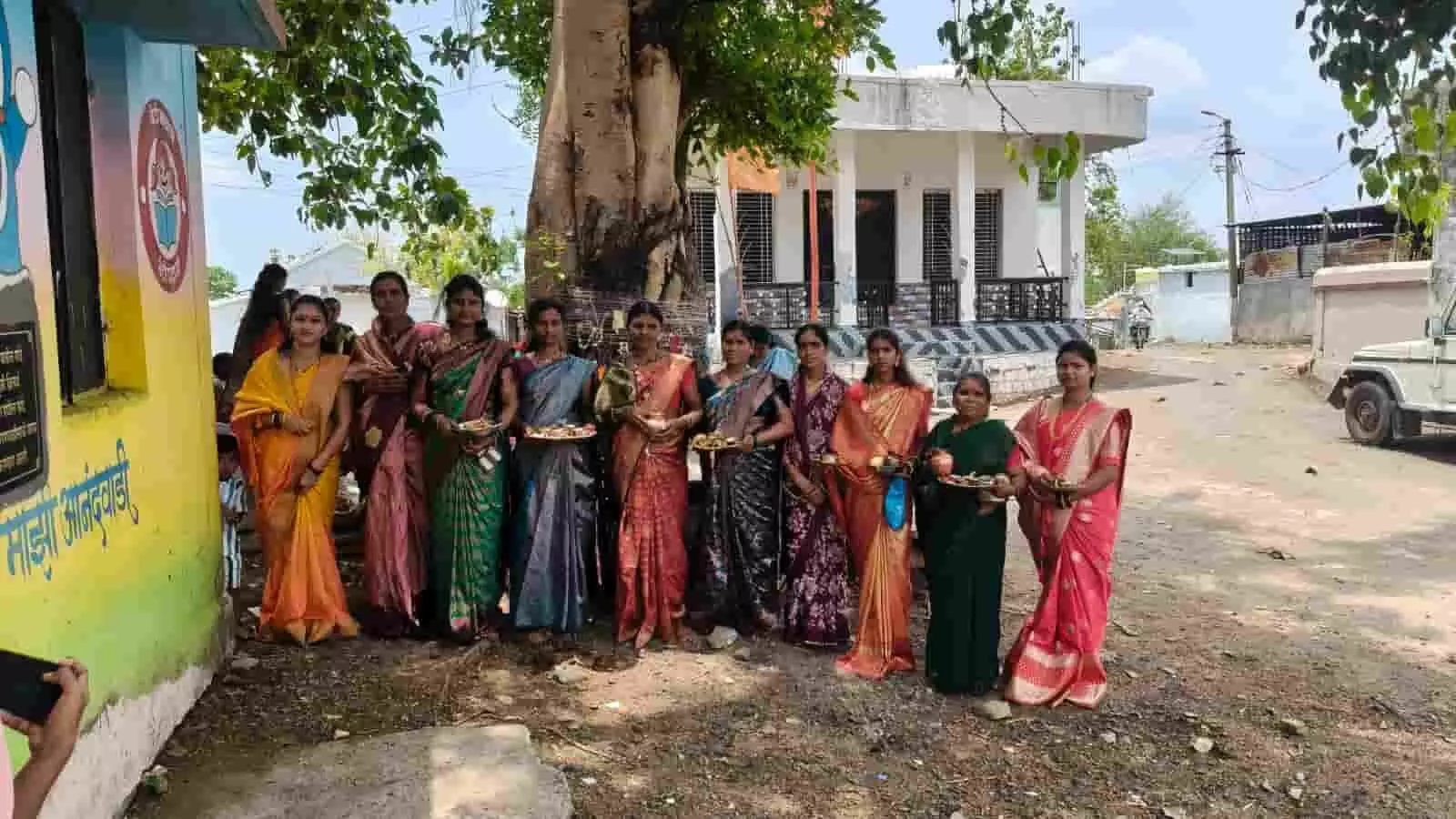 वट वृक्ष के पास पूजा की थाल लिए खड़ी महिलाएं पारडी गांव में।