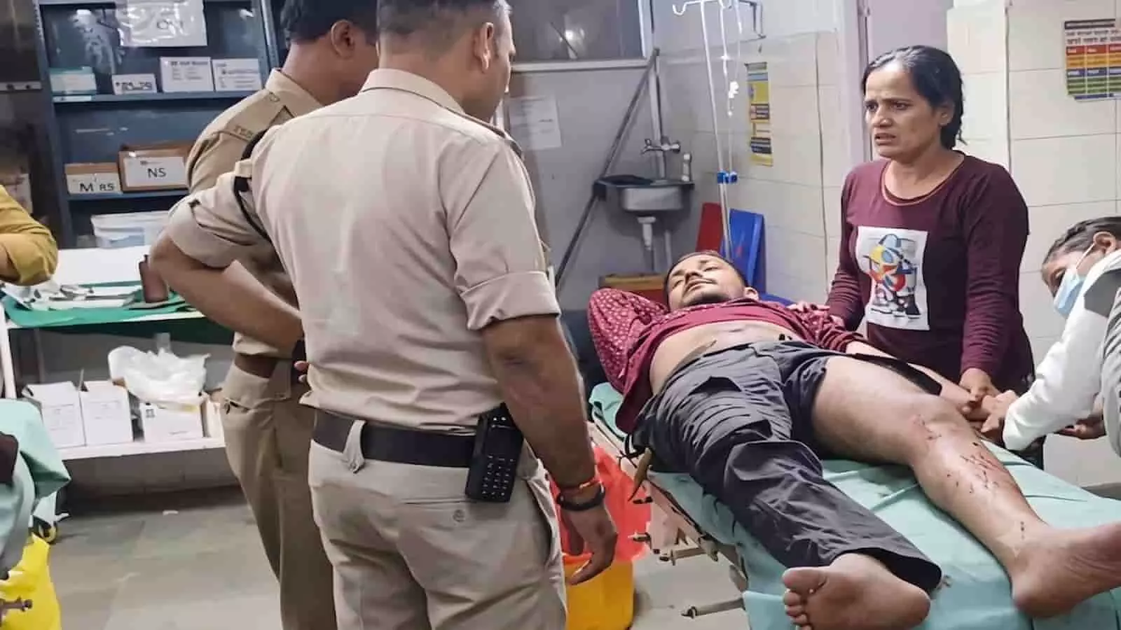 अस्पताल में भर्ती घायल युवक से पूछताछ करती पुलिस की टीम और परिजन। अस्पताल में भर्ती घायल युवक से पूछताछ करती पुलिस की टीम और परिजन।
