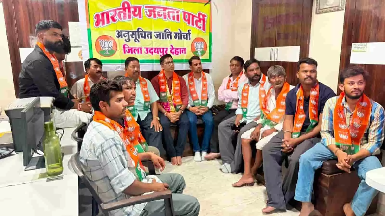 एक कमरे में बीजेपी एससी मोर्चा के बैनर तले बैठे कार्यकर्ता और पदाधिकारी। एक कमरे में बीजेपी एससी मोर्चा के बैनर तले बैठे कार्यकर्ता और पदाधिकारी।