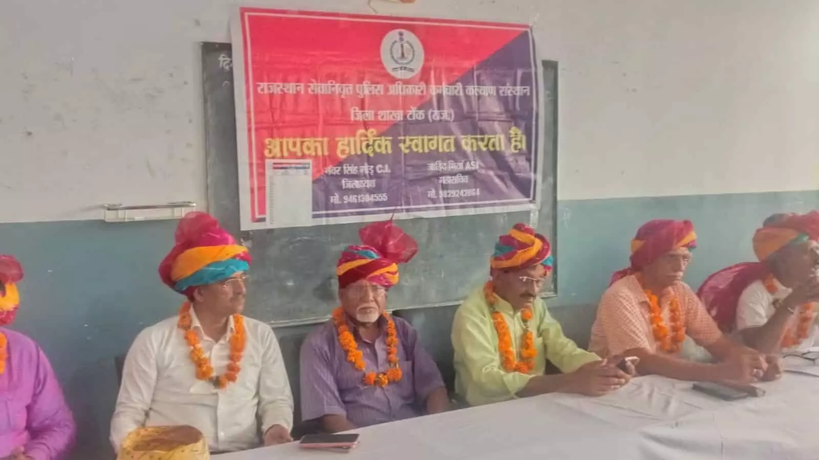 टोंक में राजस्थान सेवानिवृत्त पुलिस कल्याण संस्थान की बैठक में उपस्थित सदस्य।