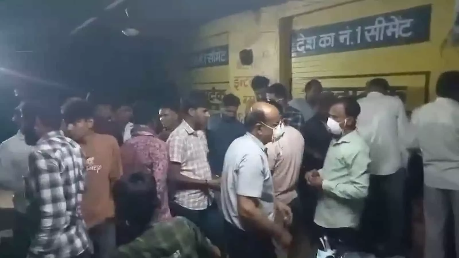 बस्सी में एक स्थान पर एकत्रित ग्रामीण, जिनमें से कुछ ने एहतियात के तौर पर मास्क लगा रखा है।