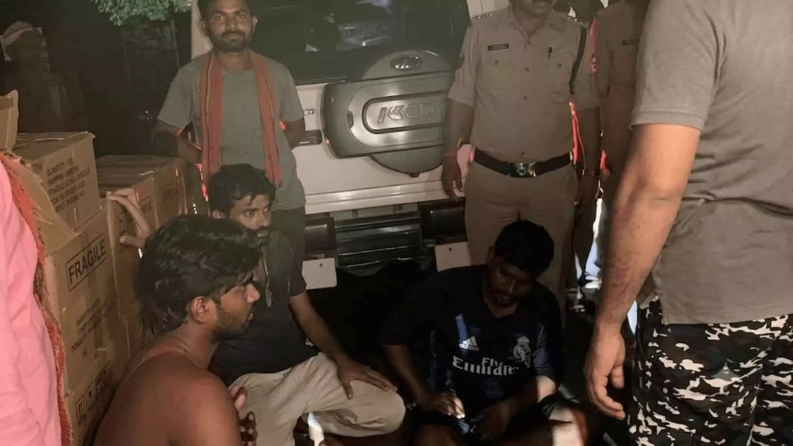 रीठी पुलिस द्वारा पकड़ी गई अवैध शराब के साथ गिरफ्तार आरोपी और पुलिस अधिकारी। रीठी पुलिस द्वारा पकड़ी गई अवैध शराब के साथ गिरफ्तार आरोपी और पुलिस अधिकारी।