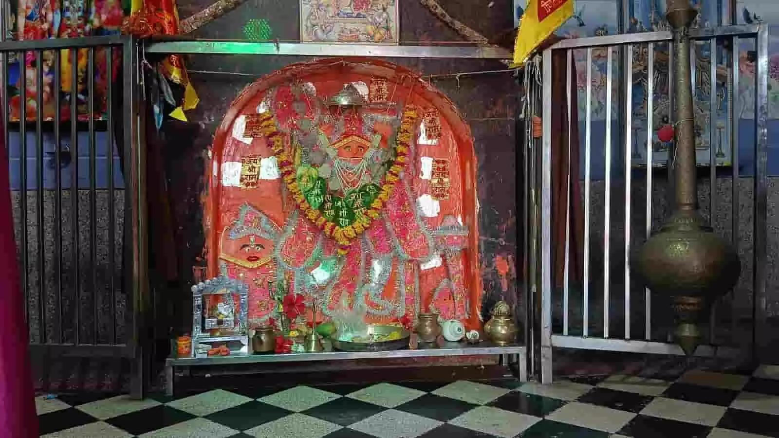 वनखंडी हनुमान मंदिर के गर्भगृह में चौला चढ़ाई गई हनुमान जी की प्रतिमा। वनखंडी हनुमान मंदिर के गर्भगृह में चौला चढ़ाई गई हनुमान जी की प्रतिमा।
