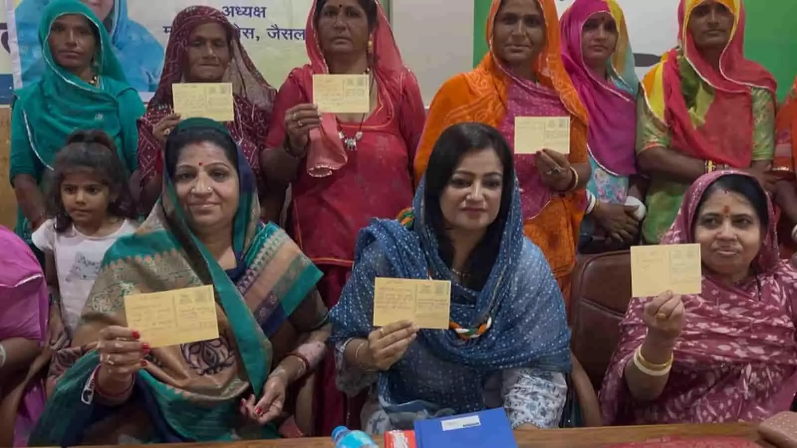 जैसलमेर में महिला कांग्रेस पदाधिकारी बैठक में हाथ में दस्तावेज लिए बैठी हैं। जैसलमेर में महिला कांग्रेस पदाधिकारी बैठक में हाथ में दस्तावेज लिए बैठी हैं।