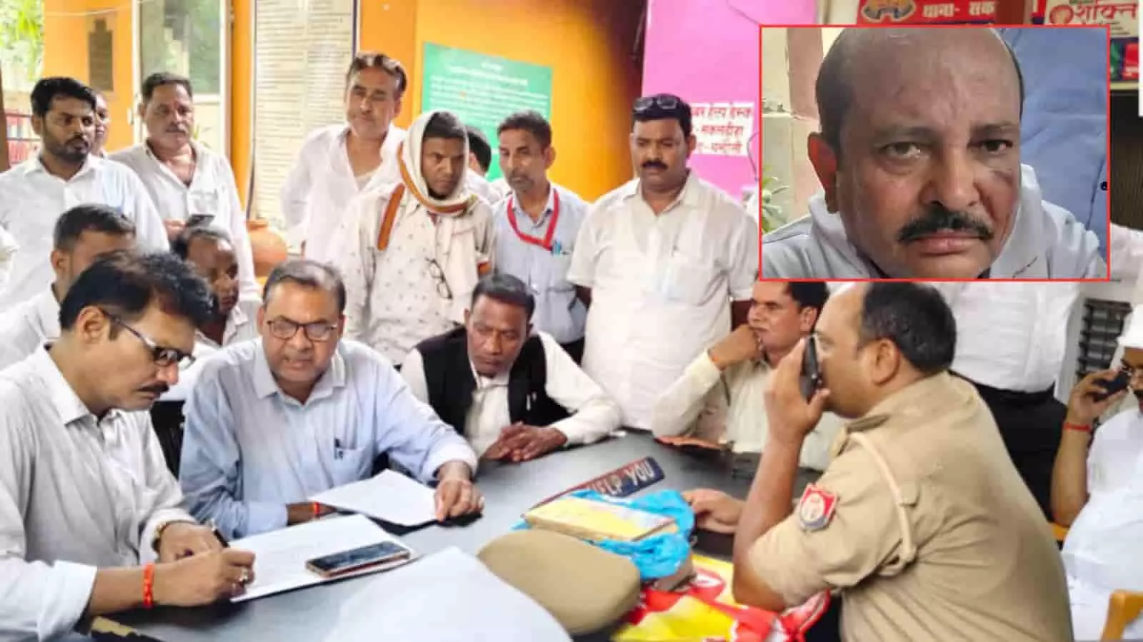सकलडीहा थाने में बैठे अधिवक्ता और पुलिस अधिकारी तथा एक घायल व्यक्ति की तस्वीर।