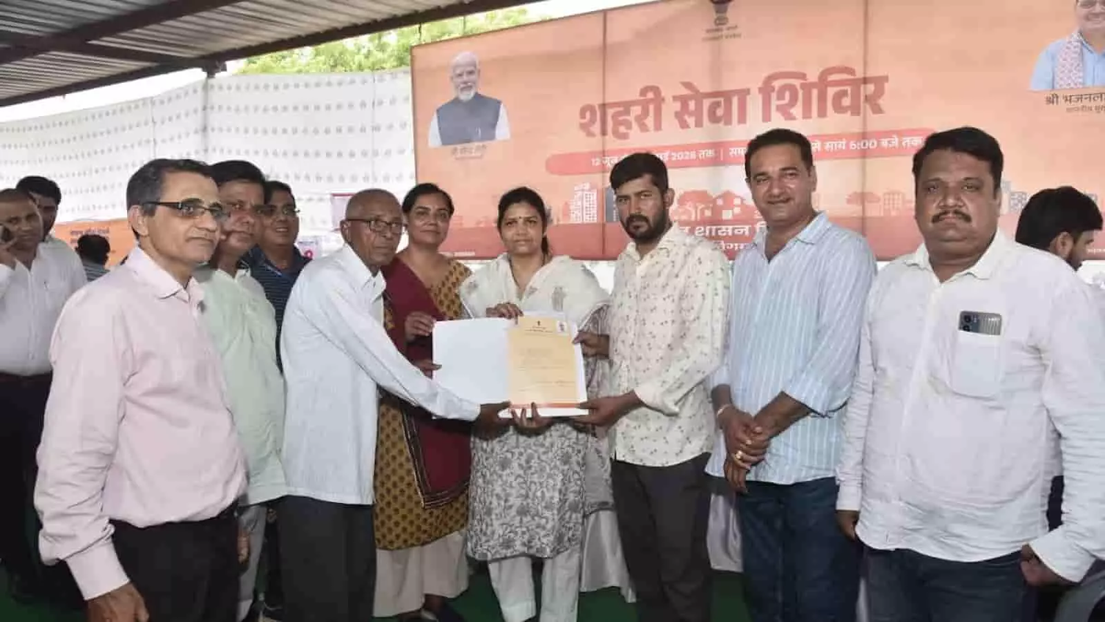 जयपुर में आयोजित शहरी सेवा शिविर में एक लाभार्थी को पट्टा दिया जा रहा है।