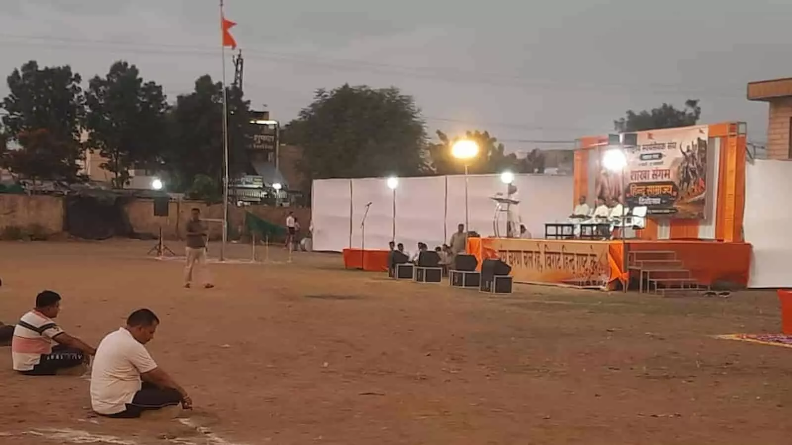 ब्यावर में राष्ट्रीय स्वयंसेवक संघ के कार्यक्रम में बैठे स्वयंसेवक और मंच का दृश्य।