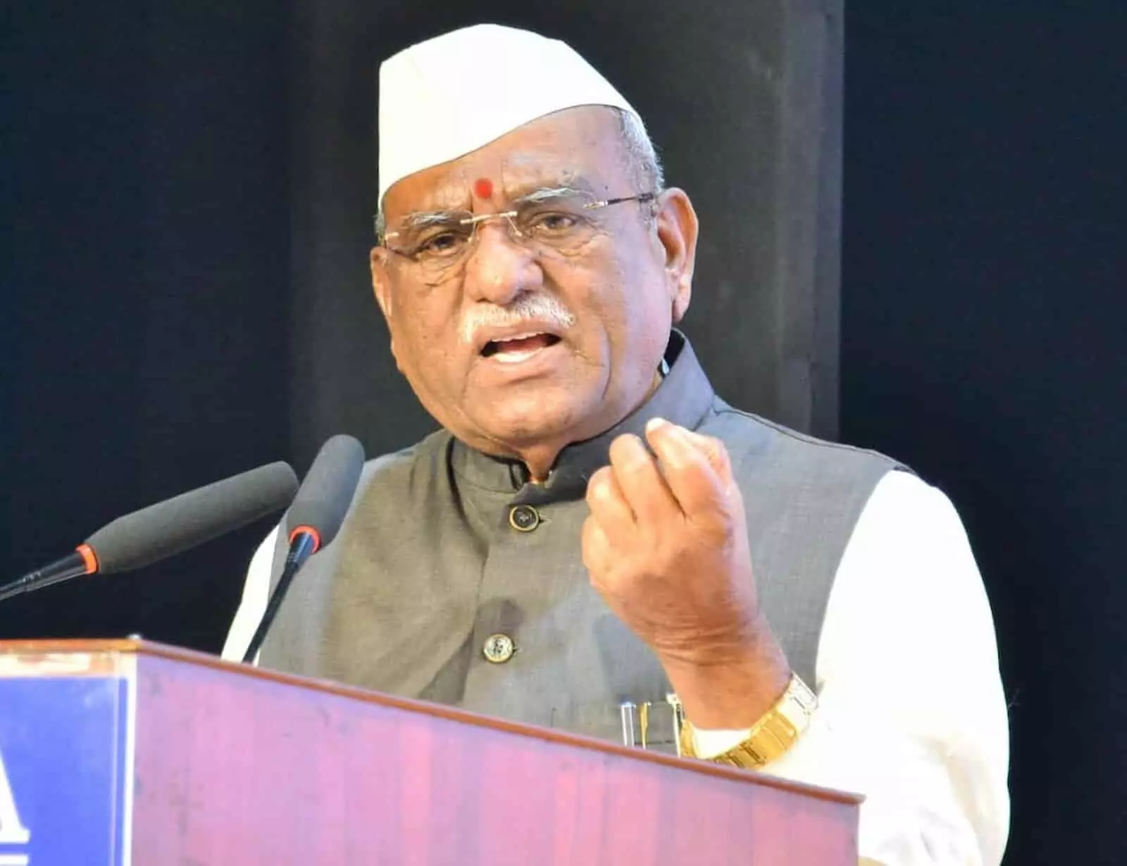 जयपुर में कार्यक्रम के दौरान मंच से संबोधन देते हुए राज्यपाल श्री हरिभाऊ बागडे।
