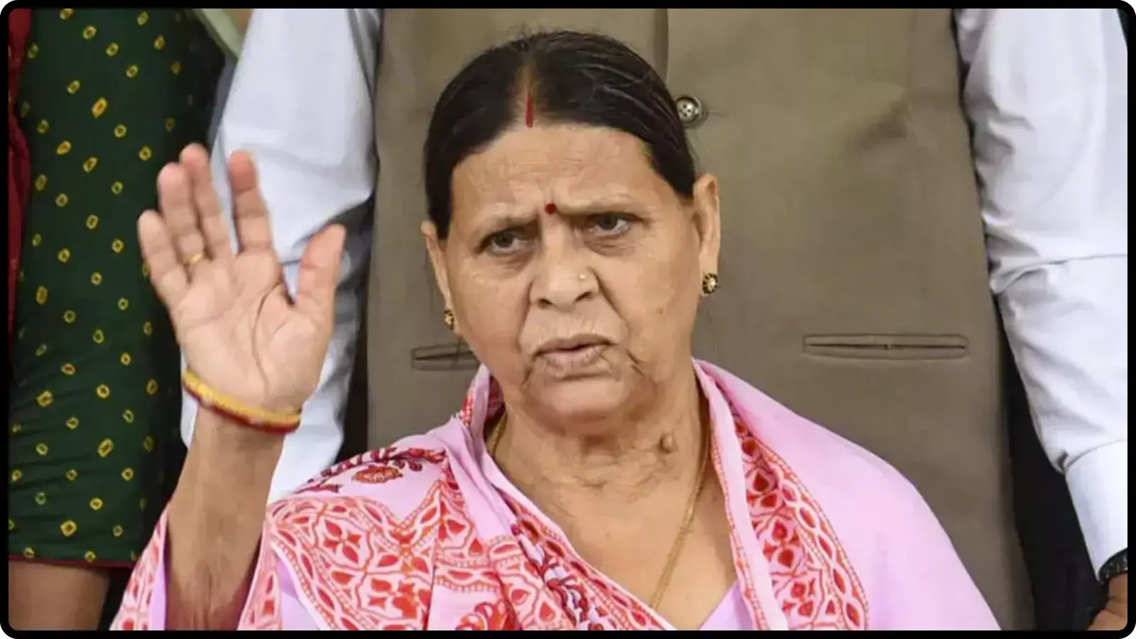 हाथ उठाकर अभिवादन करती हुईं पूर्व मुख्यमंत्री राबड़ी देवी पटना में एक राजनीतिक कार्यक्रम के दौरान दिख रही हैं।