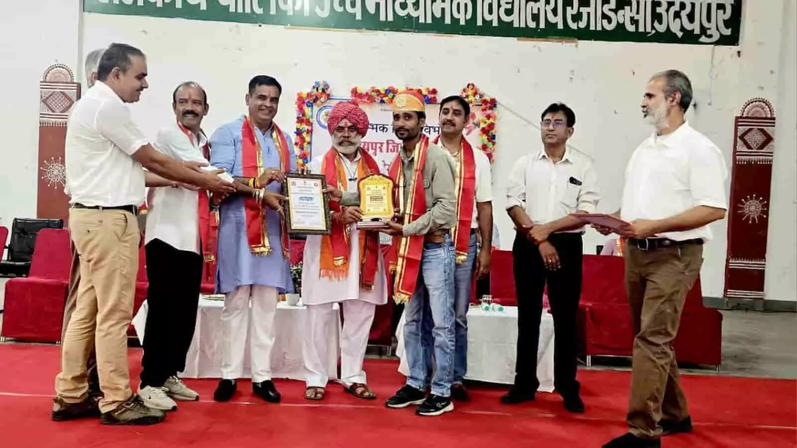 उदयपुर में शिक्षक नरेश कुमार लोहार को जिला स्तरीय सम्मान प्राप्त करते हुए दिखाया गया है। उदयपुर में शिक्षक नरेश कुमार लोहार को जिला स्तरीय सम्मान प्राप्त करते हुए दिखाया गया है।