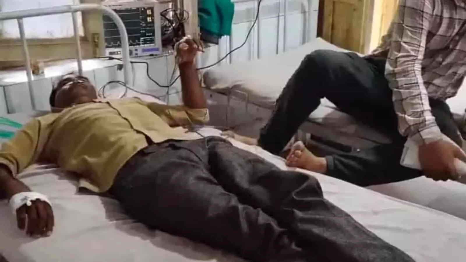 अस्पताल के बेड पर इलाज के लिए लेटा हुआ मरीज बयाना सरकारी अस्पताल के वार्ड में उपचार के संदर्भ में। अस्पताल के बेड पर इलाज के लिए लेटा हुआ मरीज बयाना सरकारी अस्पताल के वार्ड में उपचार के संदर्भ में।