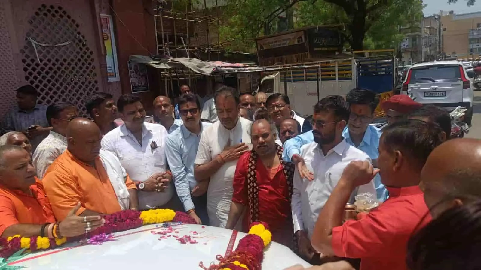 भीलवाड़ा में वाहन पूजा के दौरान सफेद कार के पास खड़े महामंडलेश्वर बाबूगिरी महाराज और श्रद्धालु। भीलवाड़ा में वाहन पूजा के दौरान सफेद कार के पास खड़े महामंडलेश्वर बाबूगिरी महाराज और श्रद्धालु।