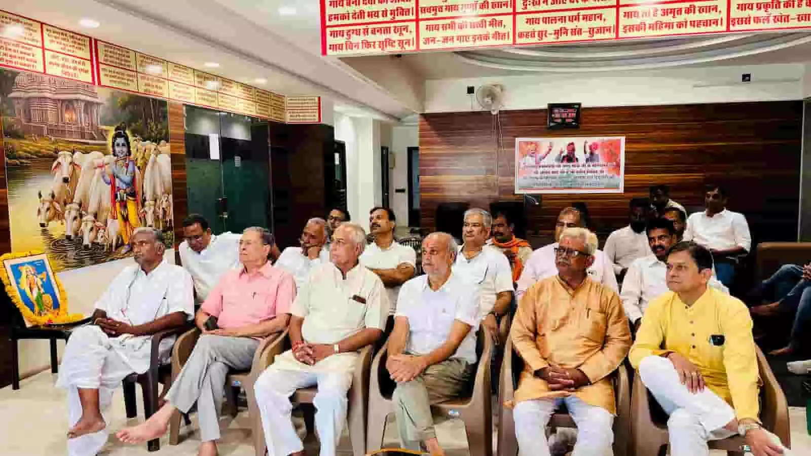 कार्यालय में कुर्सियों पर बैठे विधायक अशोक कोठारी और अन्य लोग कार्यक्रम सुनते हुए। कार्यालय में कुर्सियों पर बैठे विधायक अशोक कोठारी और अन्य लोग कार्यक्रम सुनते हुए।