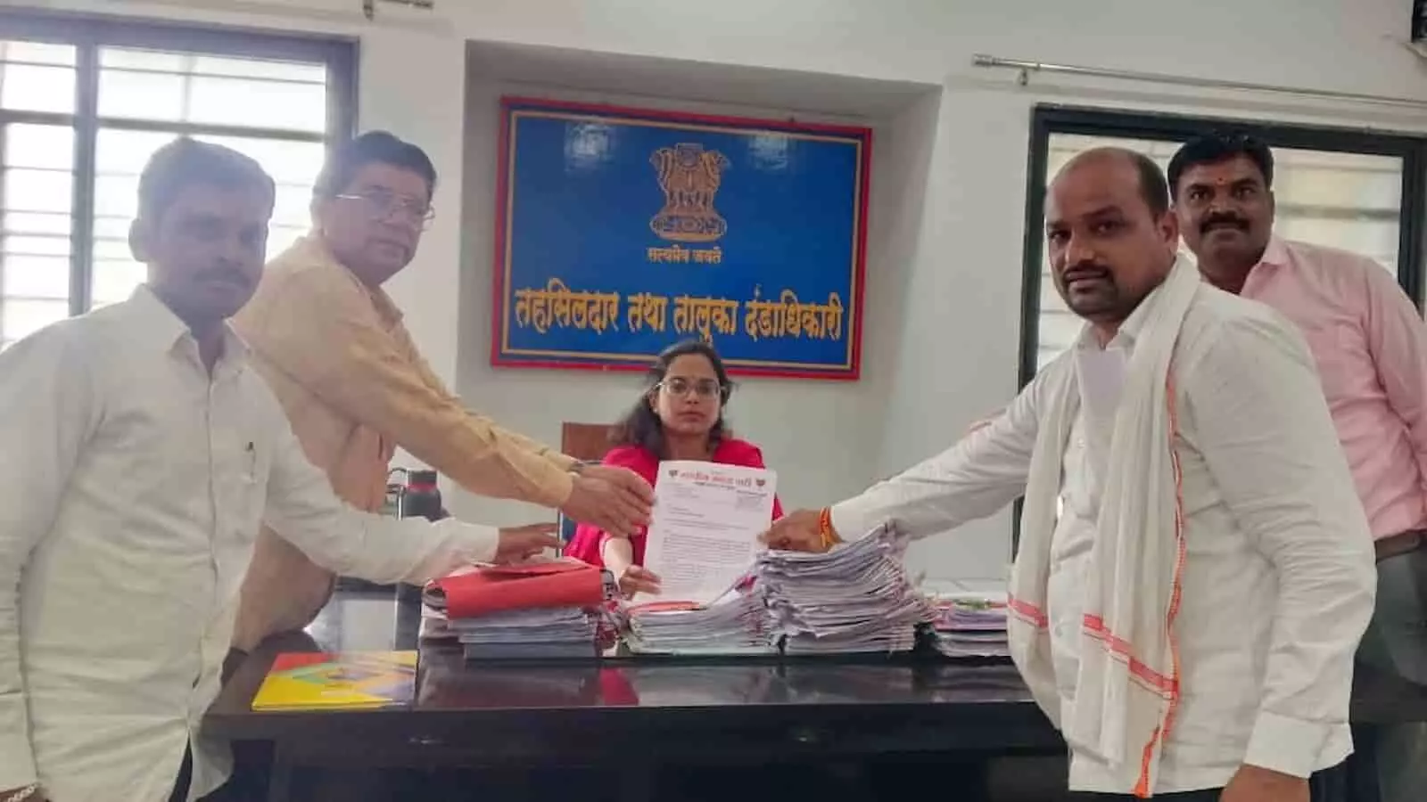कोरपना तहसीलदार कार्यालय में भाजपा पदाधिकारी तहसीलदार को ज्ञापन सौंपते हुए दिखाई दे रहे हैं।