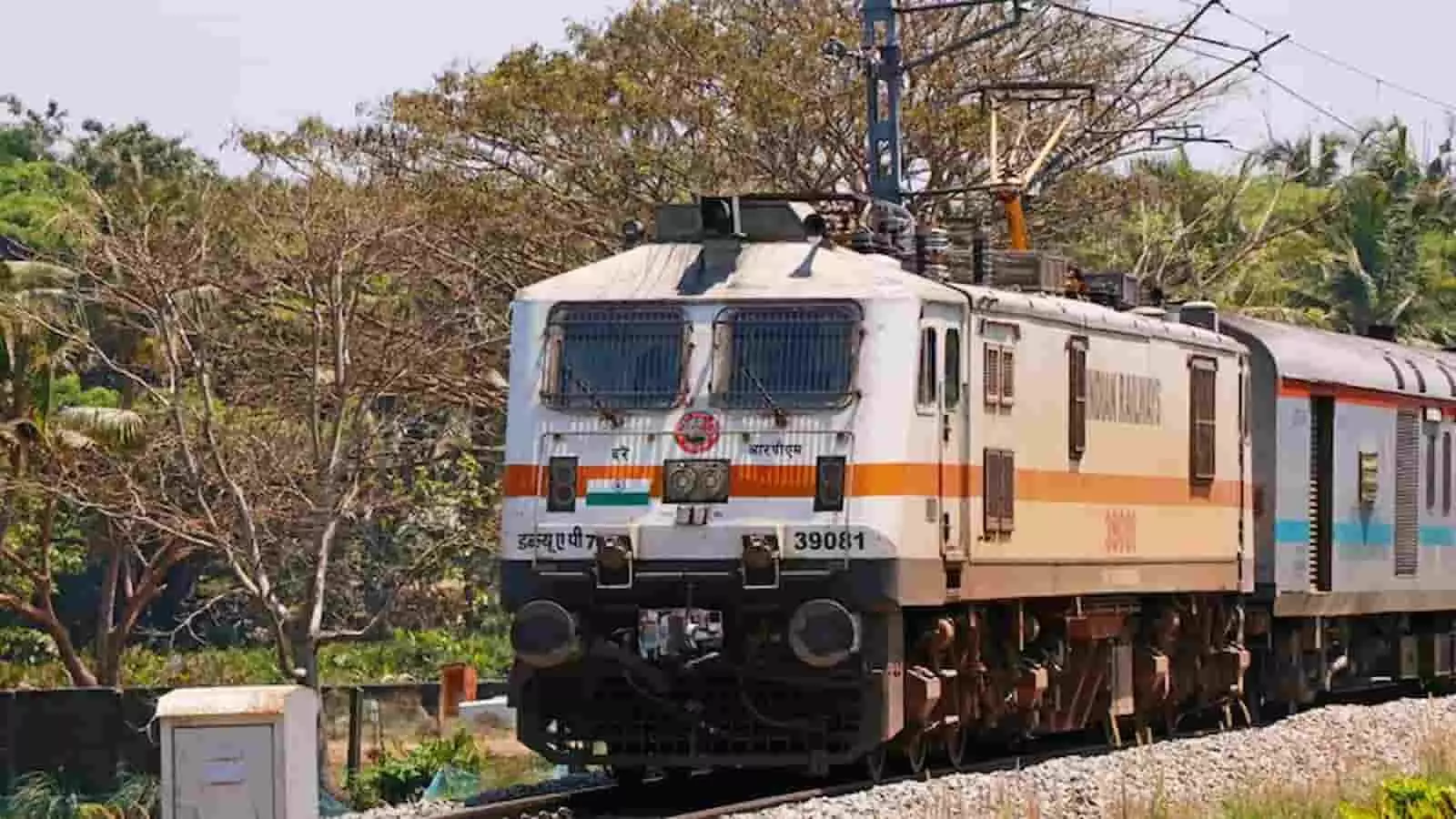 तस्वीर में एक इलेक्ट्रिक इंजन पटरियों पर दौड़ता हुआ दिखाई दे रहा है। तस्वीर में एक इलेक्ट्रिक इंजन पटरियों पर दौड़ता हुआ दिखाई दे रहा है।