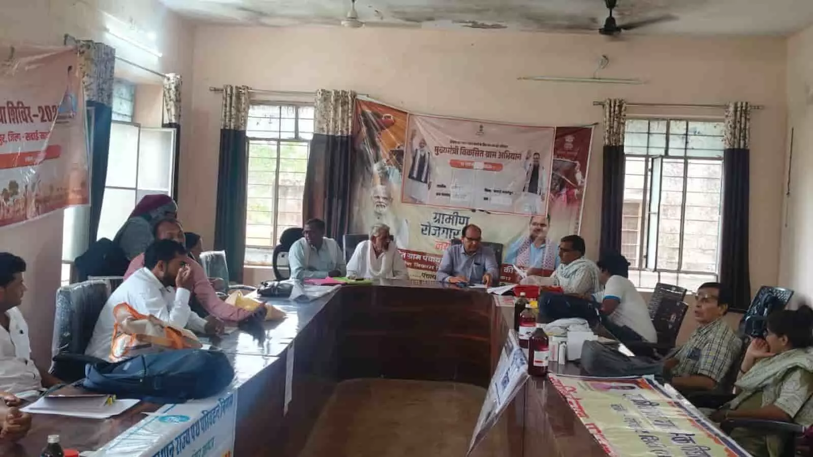 तस्वीर में ग्रामीण सेवा शिविर के दौरान जीवली में अधिकारियों और ग्रामीणों की बैठक दिखाई दे रही है। तस्वीर में ग्रामीण सेवा शिविर के दौरान जीवली में अधिकारियों और ग्रामीणों की बैठक दिखाई दे रही है।