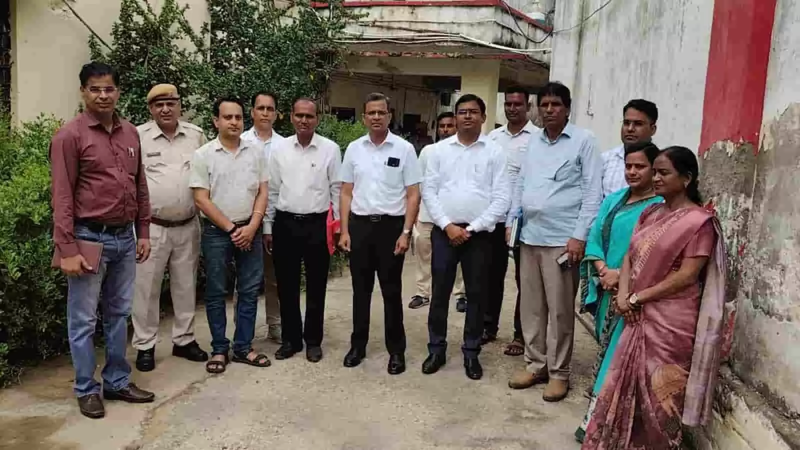 तस्वीर में उप कारागृह गंगापुर सिटी परिसर के बाहर बोर्ड ऑफ विजिटर्स के सदस्य निरीक्षण के दौरान खड़े हैं। तस्वीर में उप कारागृह गंगापुर सिटी परिसर के बाहर बोर्ड ऑफ विजिटर्स के सदस्य निरीक्षण के दौरान खड़े हैं।