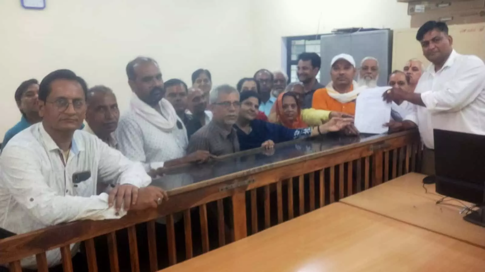 गंगापुर सिटी एडीएम कार्यालय में राष्ट्रपति के नाम ज्ञापन सौंपते गौ सेवक और हिंदू संगठनों के प्रतिनिधि।