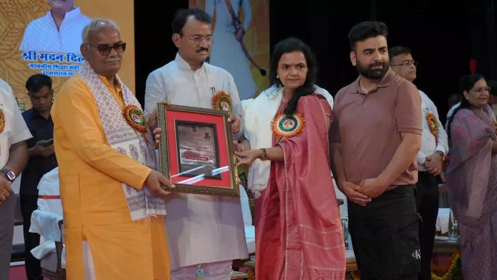 जयपुर में शिक्षा मंत्री द्वारा आईआईएफएल फाउंडेशन को भामाशाह पुरस्कार प्रदान किया जा रहा है। जयपुर में शिक्षा मंत्री द्वारा आईआईएफएल फाउंडेशन को भामाशाह पुरस्कार प्रदान किया जा रहा है।