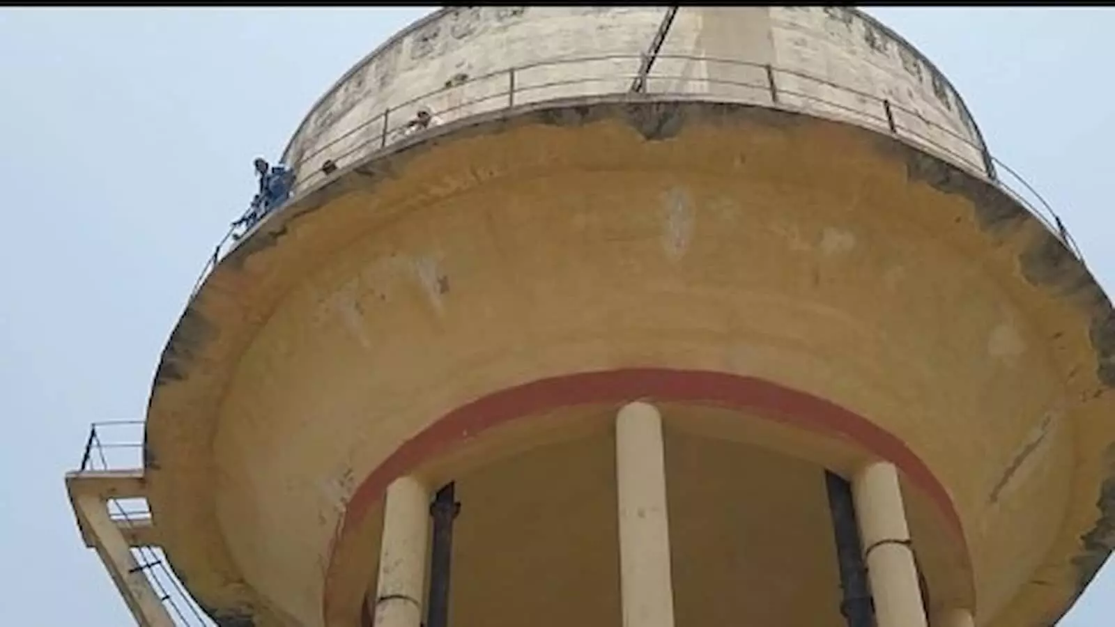 पानी की टंकी पर चढ़कर विरोध प्रदर्शन करतीं प्रदर्शनकारी महिलाएं। पानी की टंकी पर चढ़कर विरोध प्रदर्शन करतीं प्रदर्शनकारी महिलाएं।