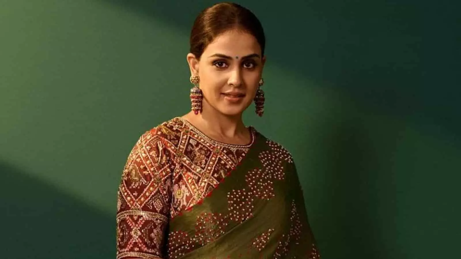 पारंपरिक साड़ी पहने अभिनेत्री जेनेलिया देशमुख हरे रंग की पृष्ठभूमि में खड़ी हैं। पारंपरिक साड़ी पहने अभिनेत्री जेनेलिया देशमुख हरे रंग की पृष्ठभूमि में खड़ी हैं।