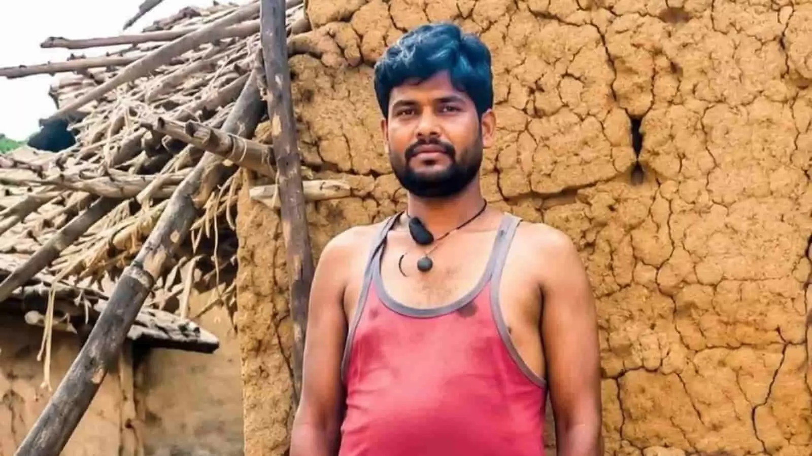 तस्वीर में मिट्टी के मकान के सामने खड़े एक व्यक्ति कटनी में बिजली गिरने के संदर्भ में दिख रहे हैं। तस्वीर में मिट्टी के मकान के सामने खड़े एक व्यक्ति कटनी में बिजली गिरने के संदर्भ में दिख रहे हैं।