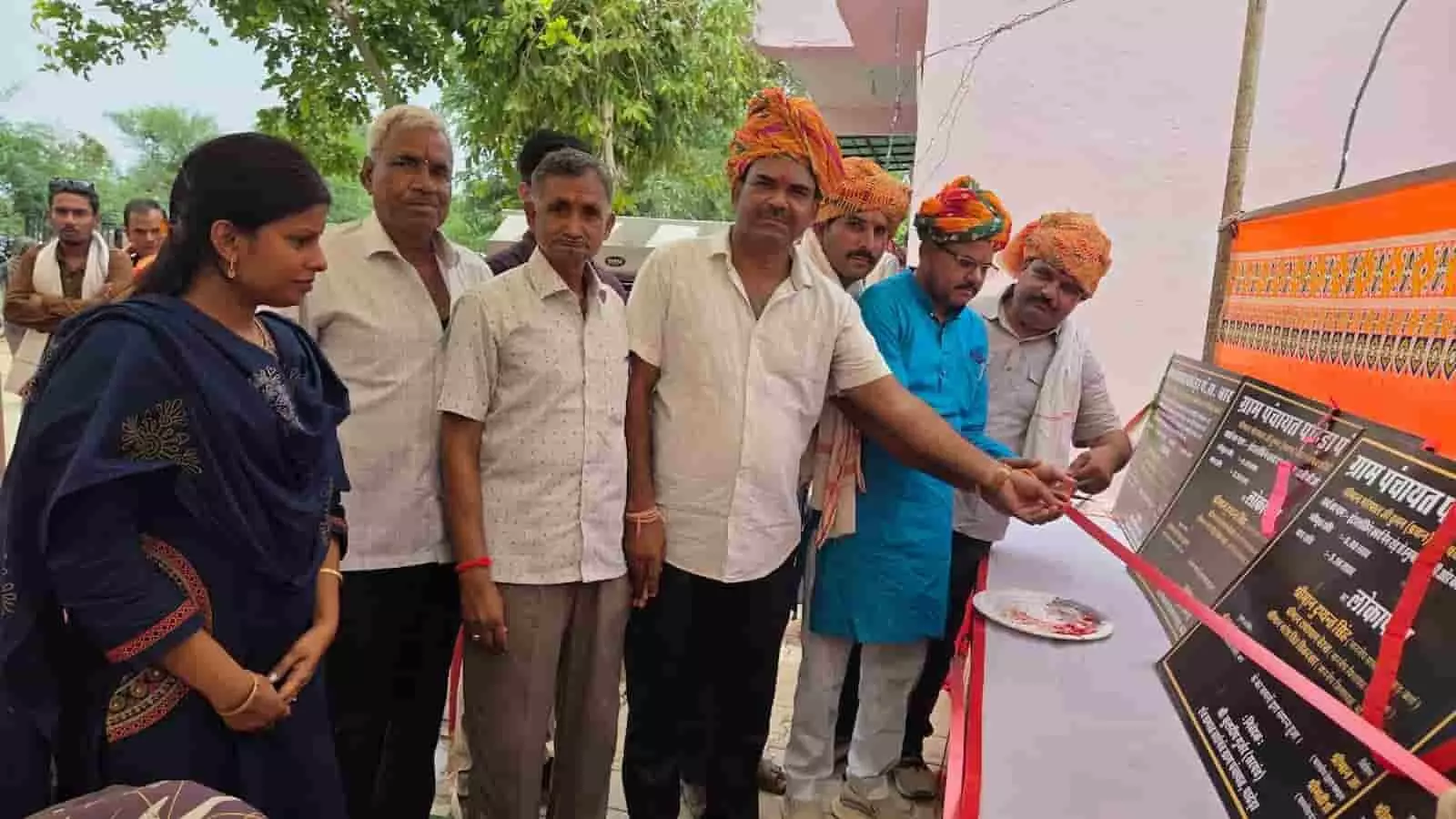 तस्वीर में दिख रहे प्रधान मोरपाल सुमन बारां के पाठेड़ा में विकास कार्यों का फीता काटकर लोकार्पण कर रहे हैं। तस्वीर में दिख रहे प्रधान मोरपाल सुमन बारां के पाठेड़ा में विकास कार्यों का फीता काटकर लोकार्पण कर रहे हैं।