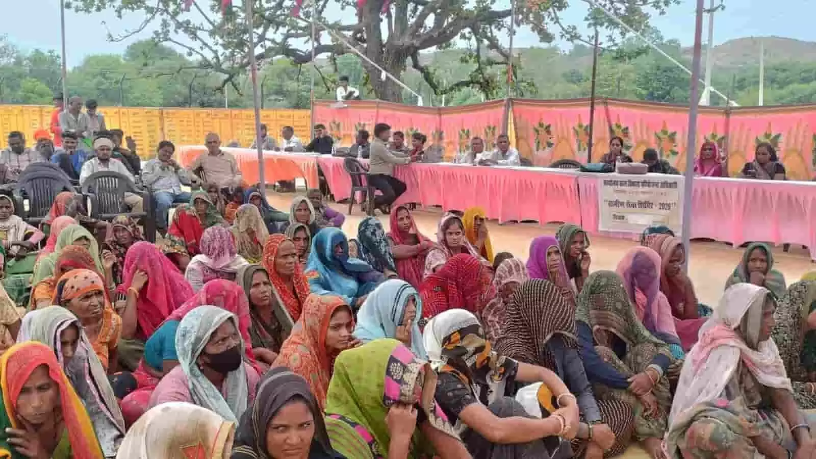 खेरवाड़ा में आयोजित ग्राम सेवा शिविर में बैठे ग्रामीण और प्रशासनिक अधिकारी। खेरवाड़ा में आयोजित ग्राम सेवा शिविर में बैठे ग्रामीण और प्रशासनिक अधिकारी।