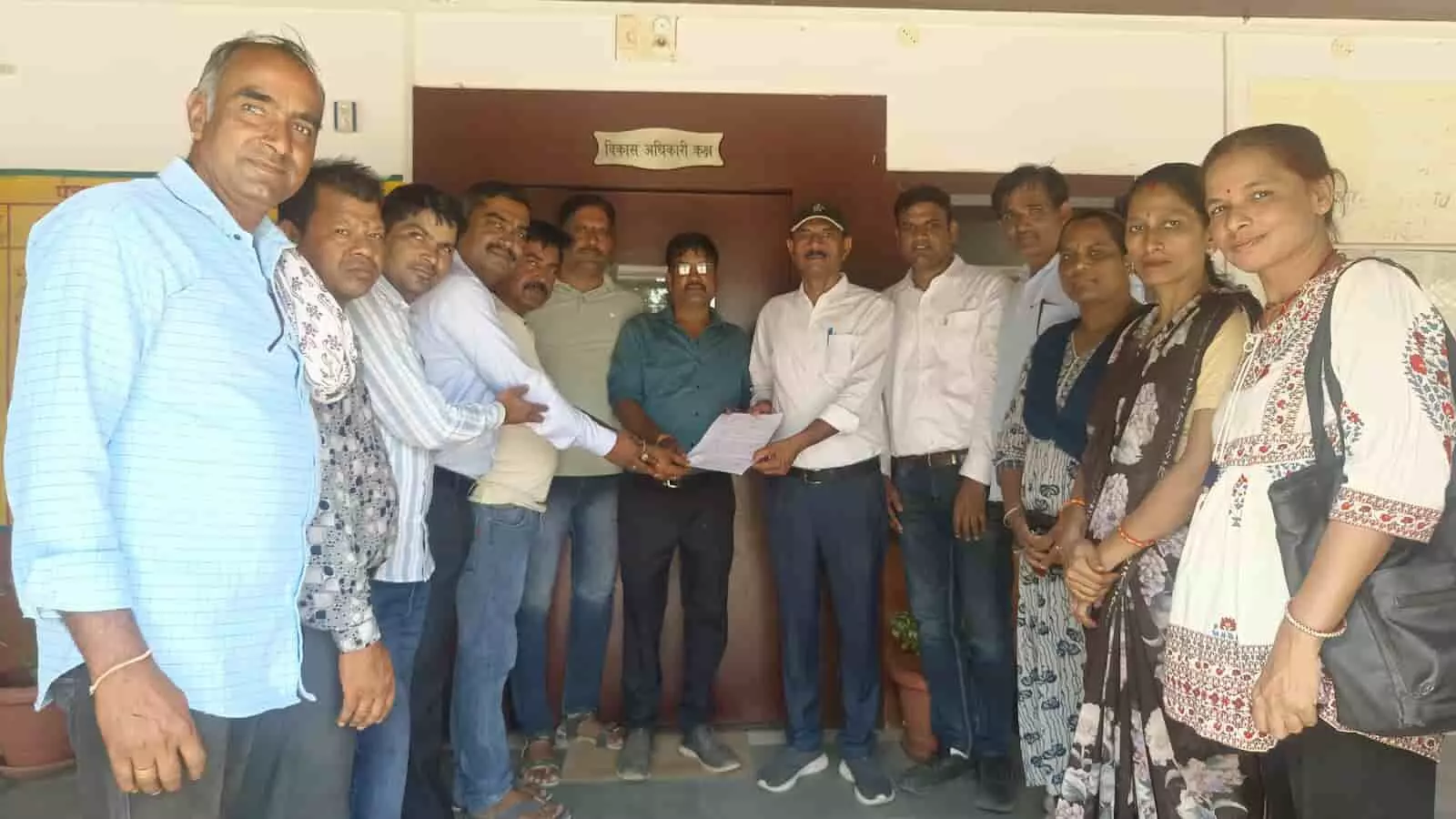 आमेट में विकास अधिकारी कार्यालय के बाहर कर्मचारियों द्वारा अधिकारी को ज्ञापन सौंपने की तस्वीर। आमेट में विकास अधिकारी कार्यालय के बाहर कर्मचारियों द्वारा अधिकारी को ज्ञापन सौंपने की तस्वीर।