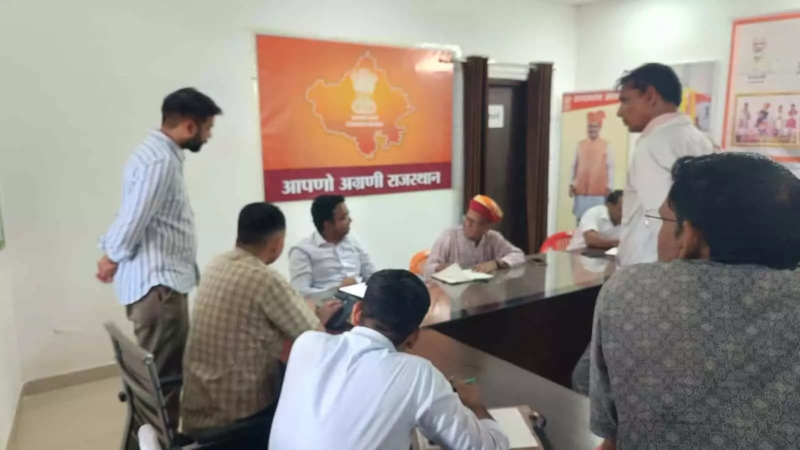 ओंकार सिंह लखावत और मयंक मनीष डीग में विभागीय बैठक में चर्चा करते हुए। ओंकार सिंह लखावत और मयंक मनीष डीग में विभागीय बैठक में चर्चा करते हुए।