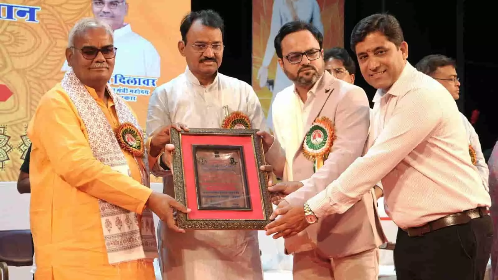 जयपुर में राज्य स्तरीय समारोह के मंच पर प्रशस्ति पत्र सौंपते अतिथि और वंडर सीमेंट के अधिकारी। जयपुर में राज्य स्तरीय समारोह के मंच पर प्रशस्ति पत्र सौंपते अतिथि और वंडर सीमेंट के अधिकारी।