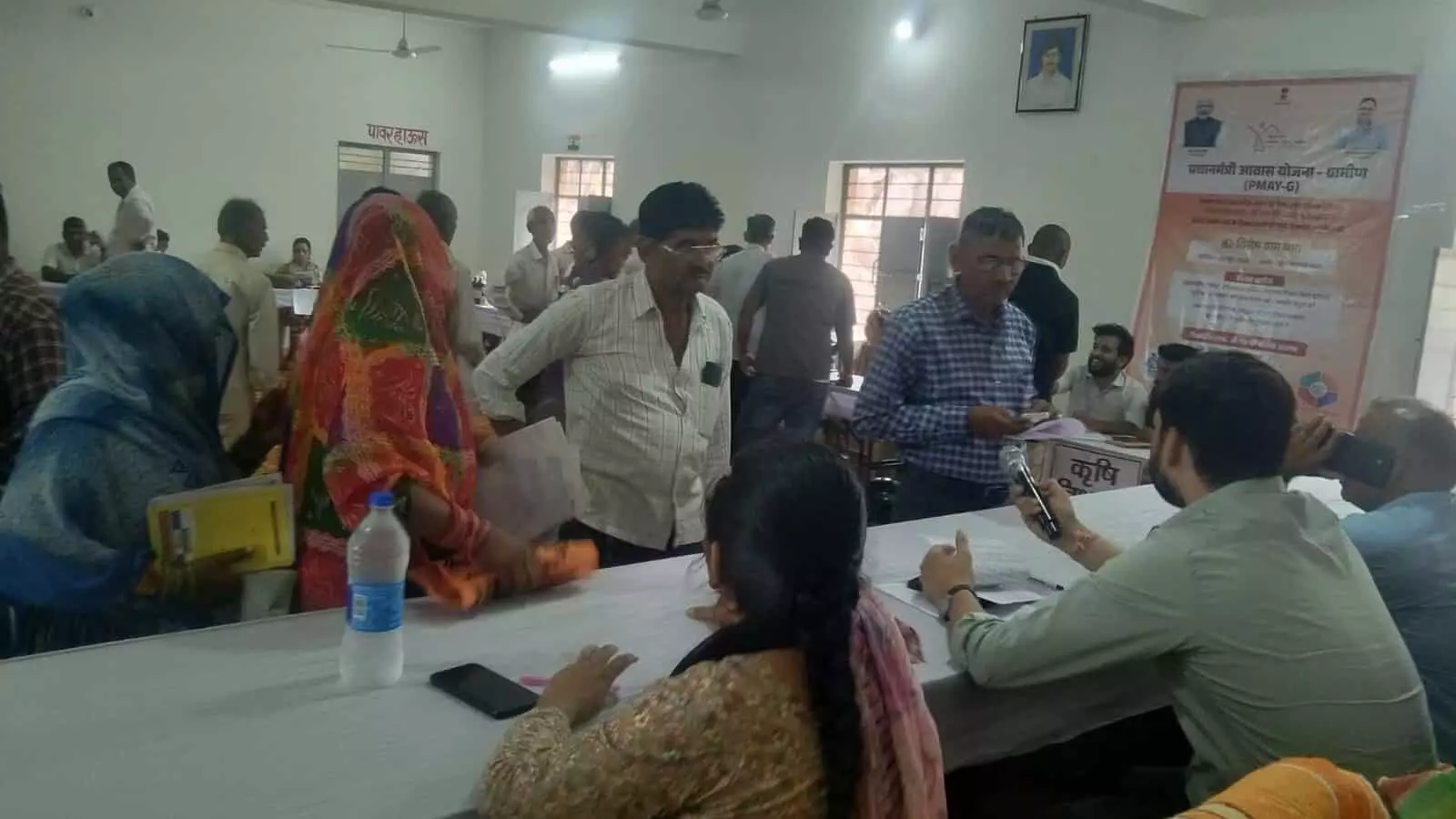 ग्राम सेवा शिविर में अधिकारी और ग्रामीण पंचायत भवन में नजर आ रहे हैं। ग्राम सेवा शिविर में अधिकारी और ग्रामीण पंचायत भवन में नजर आ रहे हैं।
