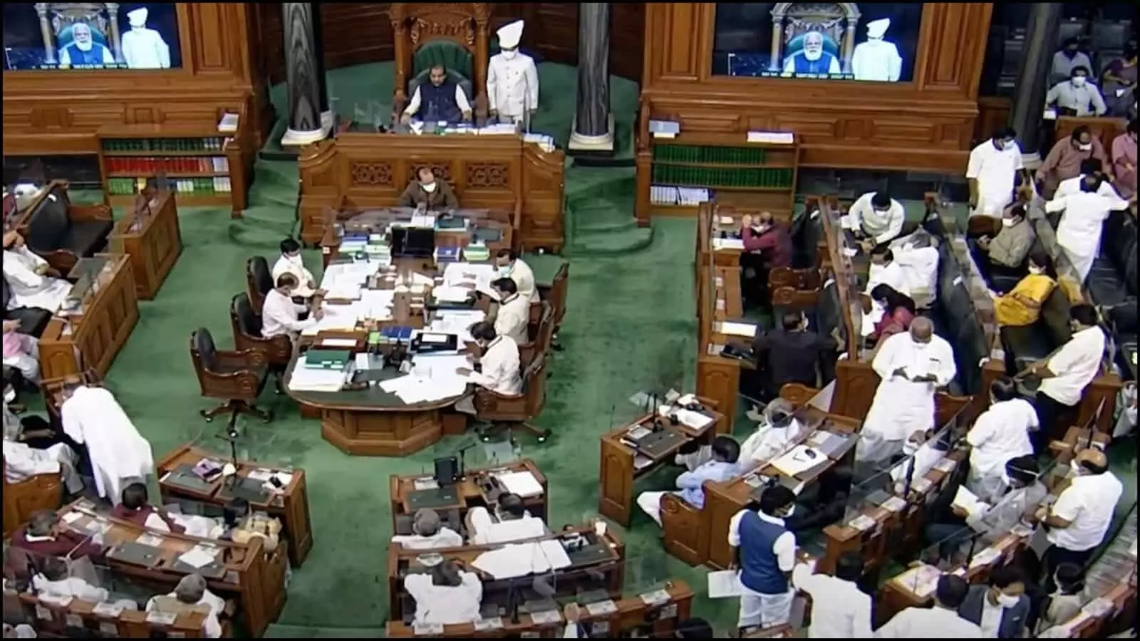 विधानसभा सदन की कार्यवाही का दृश्य विधायकों और अध्यक्ष के साथ कोलकाता में विधेयक पारित होने के संदर्भ में।