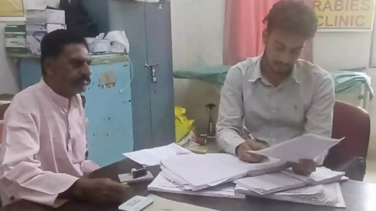 अस्पताल के कक्ष में एक व्यक्ति डॉक्टर से परामर्श लेते हुए दिखाई दे रहे हैं। अस्पताल के कक्ष में एक व्यक्ति डॉक्टर से परामर्श लेते हुए दिखाई दे रहे हैं।