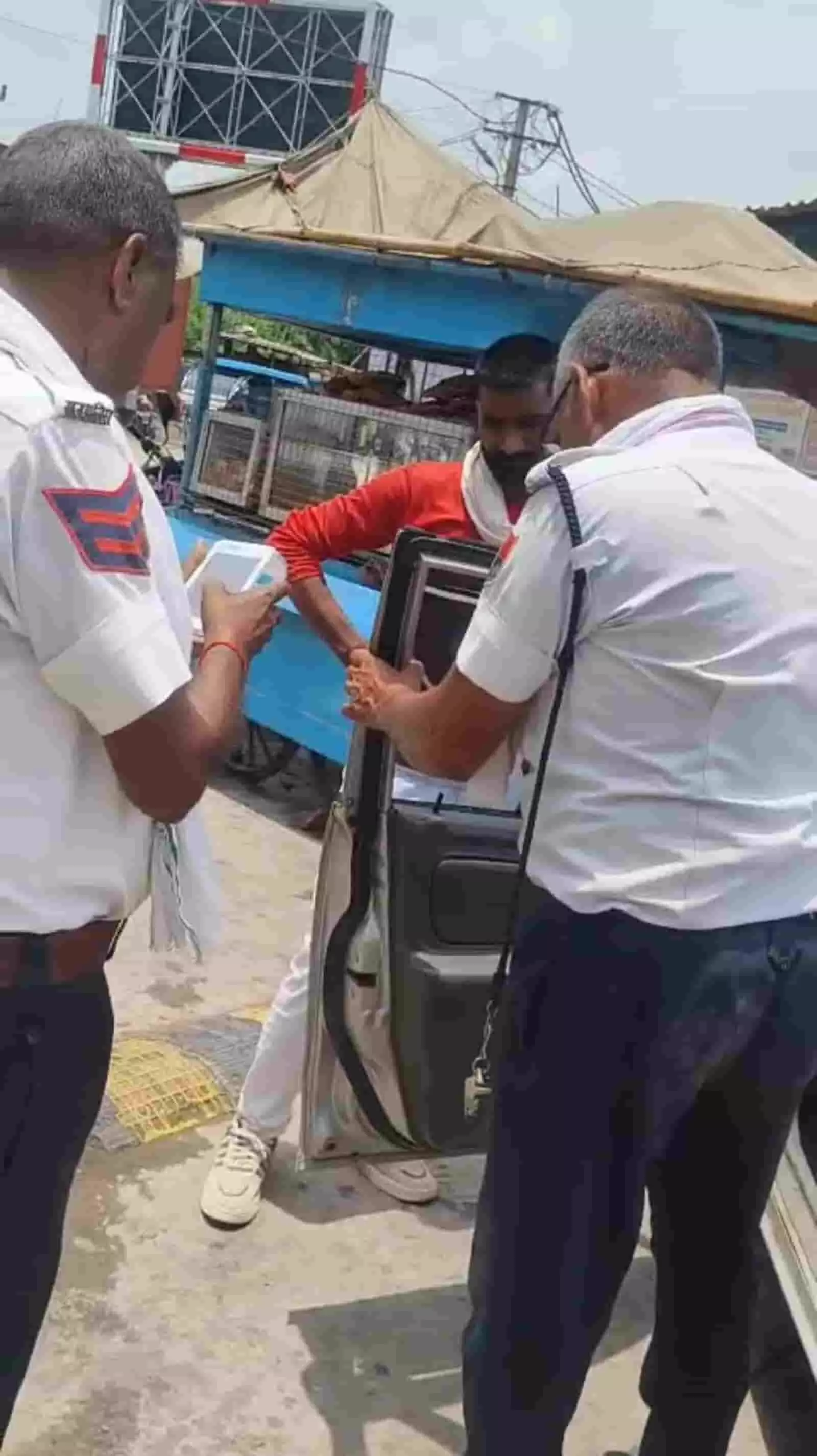 सड़क पर खड़े होकर गाड़ी की जांच करते राजस्थान ट्रैफिक पुलिस के दो जवान। सड़क पर खड़े होकर गाड़ी की जांच करते राजस्थान ट्रैफिक पुलिस के दो जवान।