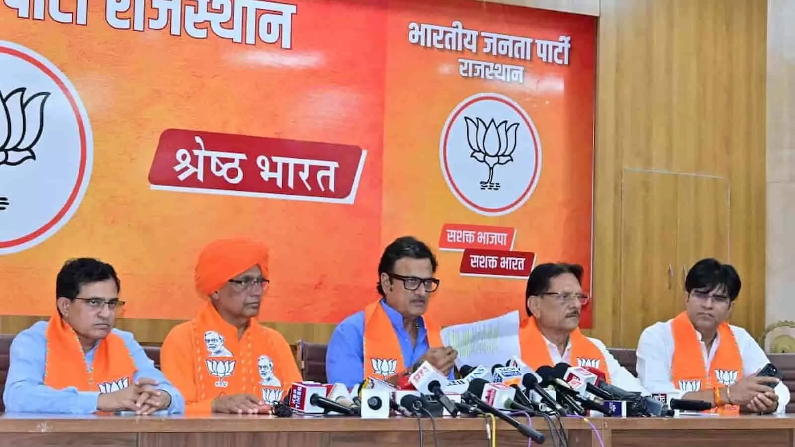 जयपुर में भाजपा प्रेस वार्ता के दौरान मंच पर बैठे राजेंद्र राठौड़ और अन्य पार्टी नेता। जयपुर में भाजपा प्रेस वार्ता के दौरान मंच पर बैठे राजेंद्र राठौड़ और अन्य पार्टी नेता।