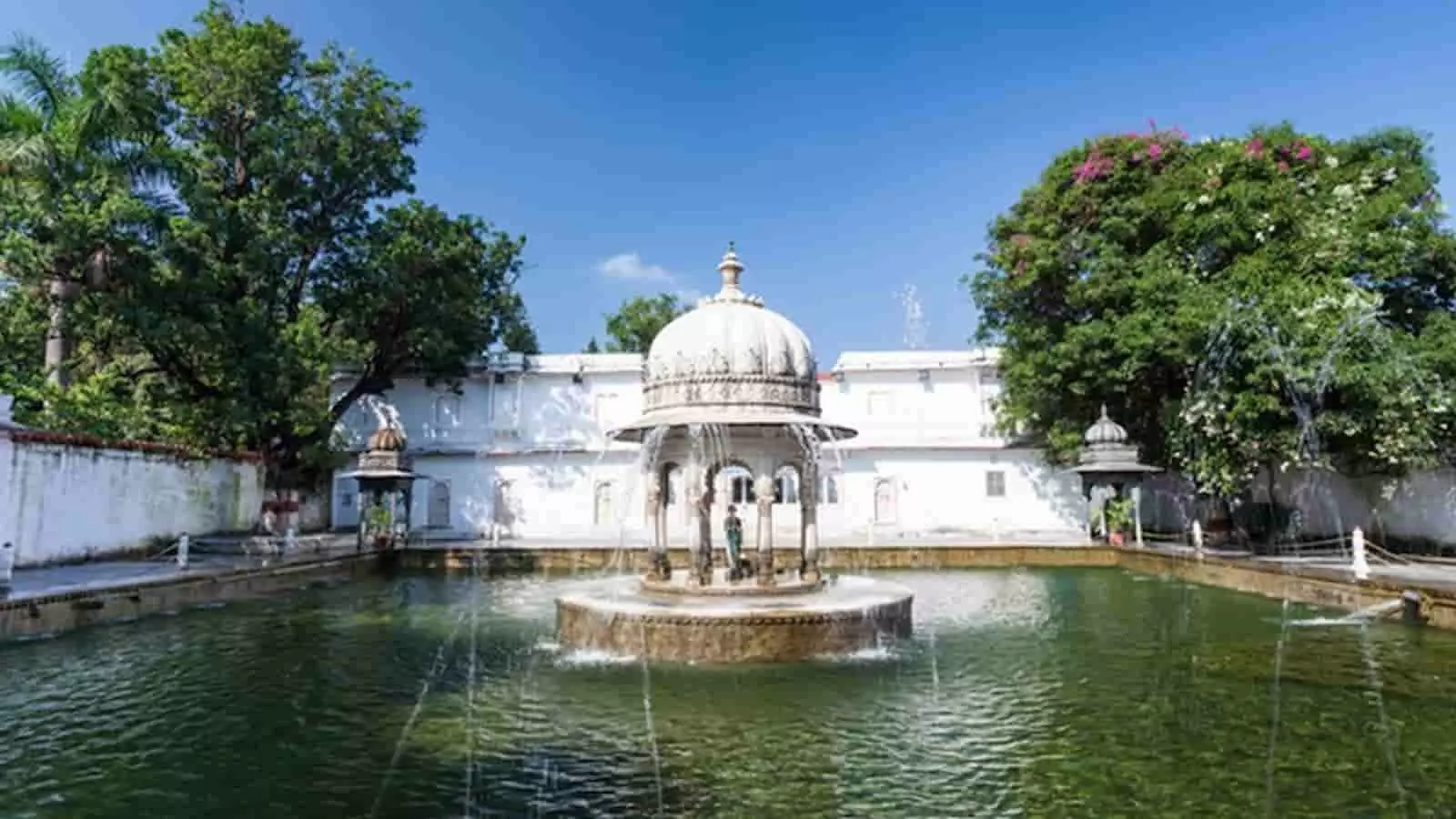 सफेद संगमरमर गुंबददार मंडप और फव्वारे उदयपुर स्थित सहेलियों की बाड़ी में दिखते हैं। सफेद संगमरमर गुंबददार मंडप और फव्वारे उदयपुर स्थित सहेलियों की बाड़ी में दिखते हैं।