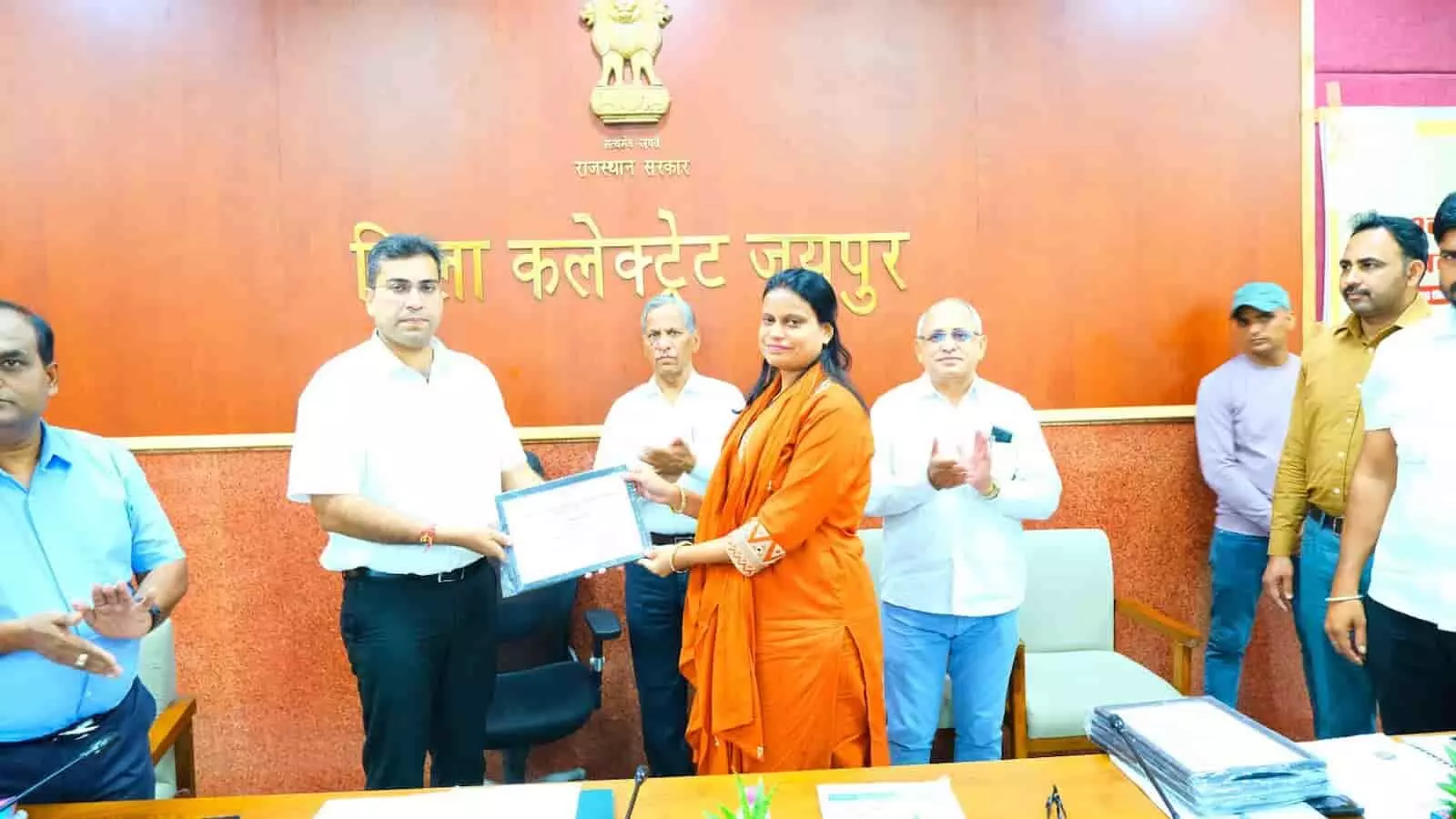 जयपुर कलक्ट्रेट सभागार में अधिकारी को प्रशस्ति पत्र सौंपते हुए जिला कलक्टर संदेश नायक। जयपुर कलक्ट्रेट सभागार में अधिकारी को प्रशस्ति पत्र सौंपते हुए जिला कलक्टर संदेश नायक।