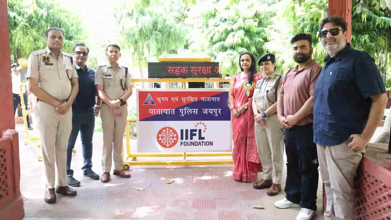 यादगार में स्मार्ट बेरिकैड के साथ खड़े पुलिस अधिकारी और प्रतिनिधि सड़क सुरक्षा कार्यक्रम के संदर्भ में। यादगार में स्मार्ट बेरिकैड के साथ खड़े पुलिस अधिकारी और प्रतिनिधि सड़क सुरक्षा कार्यक्रम के संदर्भ में।