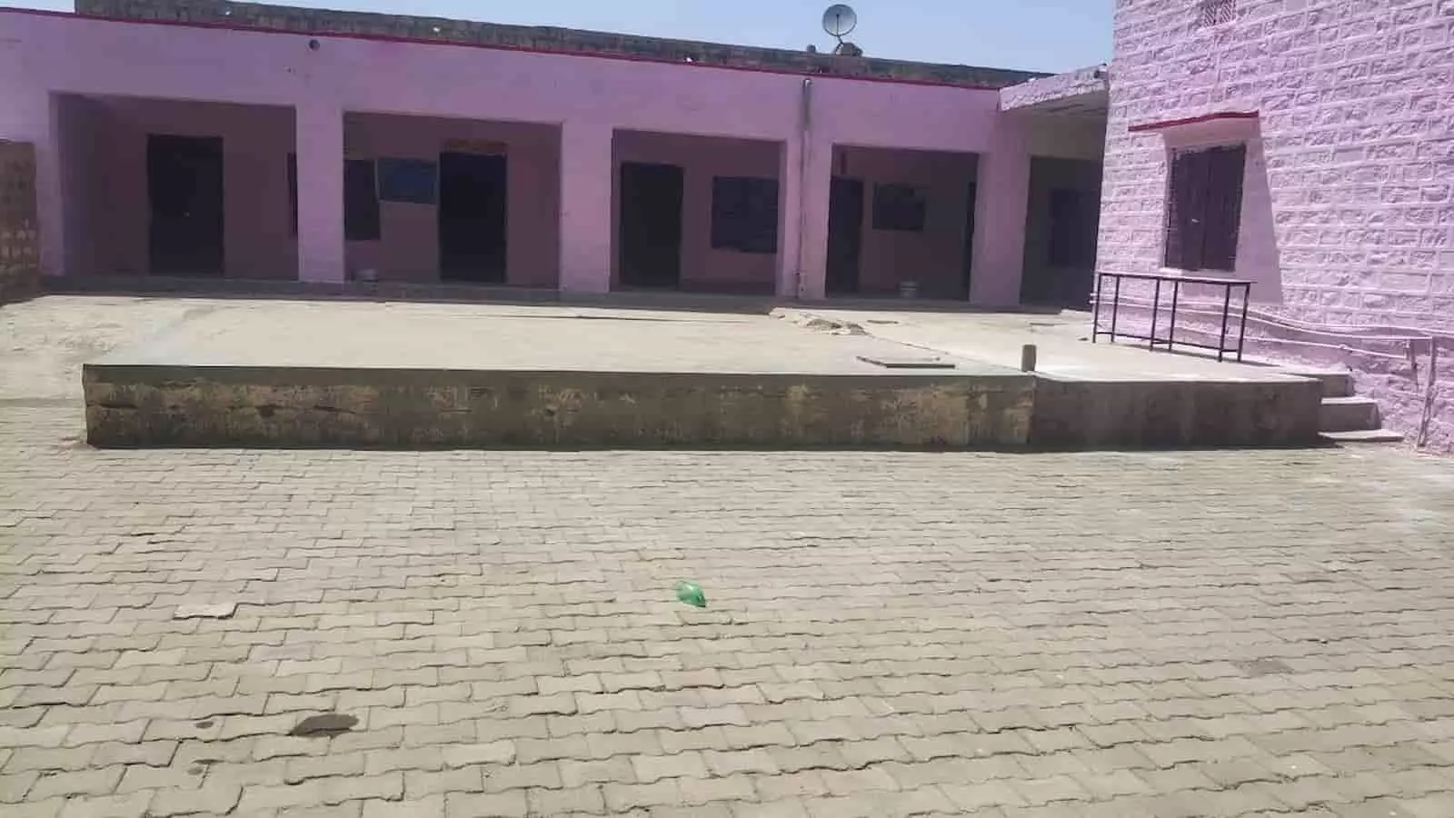नए शैक्षणिक सत्र के लिए गुलाबी रंग से पुती सरकारी स्कूल की इमारत और साफ परिसर। नए शैक्षणिक सत्र के लिए गुलाबी रंग से पुती सरकारी स्कूल की इमारत और साफ परिसर।