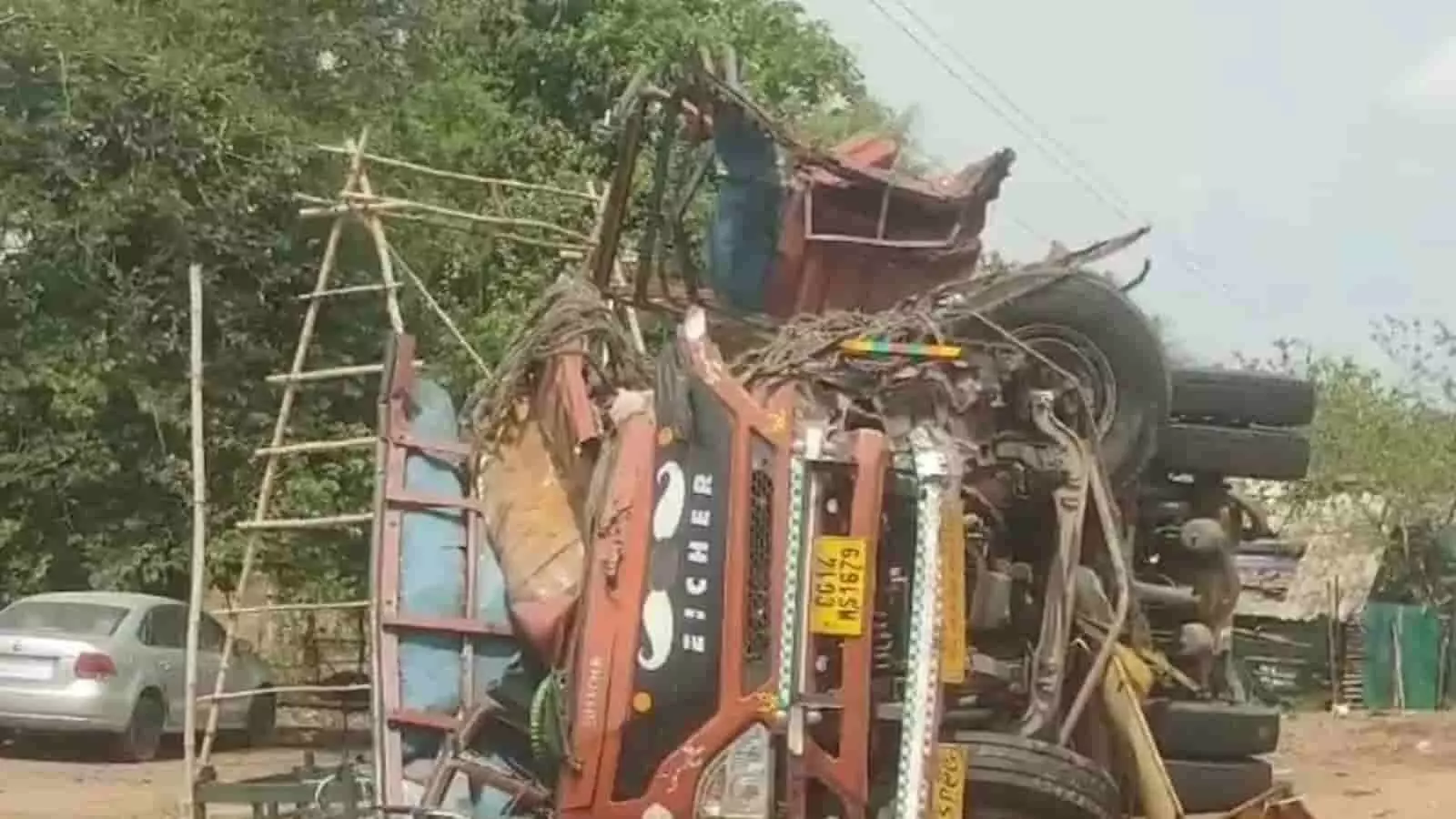 सड़क किनारे पलटा हुआ क्षतिग्रस्त ट्रक कटनी के राष्ट्रीय राजमार्ग पर दिख रहा है। सड़क किनारे पलटा हुआ क्षतिग्रस्त ट्रक कटनी के राष्ट्रीय राजमार्ग पर दिख रहा है।