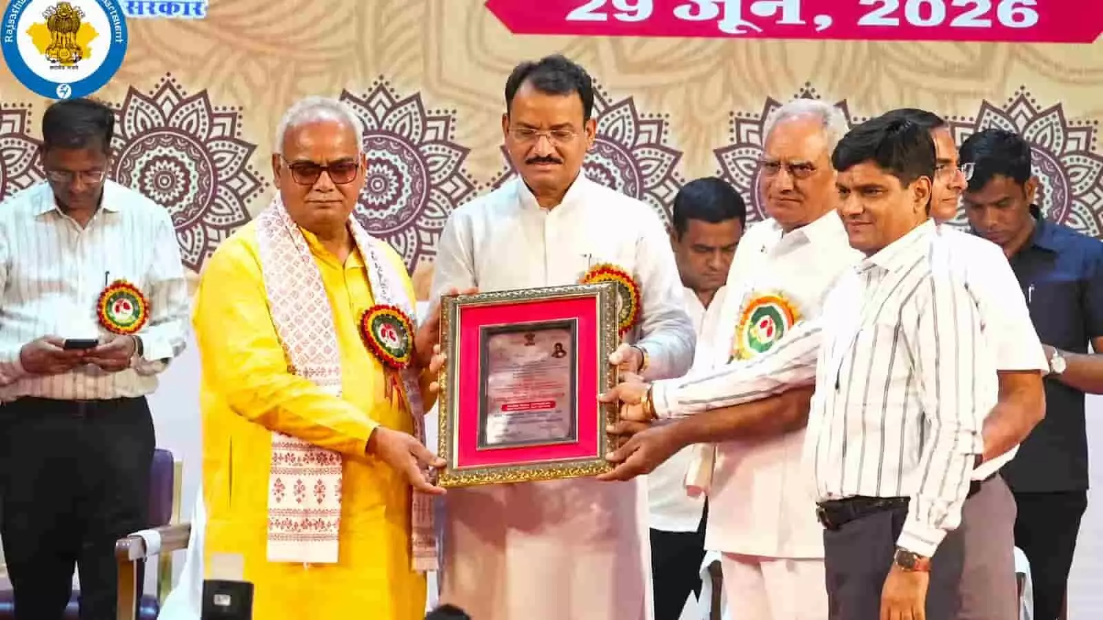जयपुर में रोशनलाल पगारिया को भामाशाह सम्मान प्रदान करते मंत्री और उप मुख्यमंत्री।