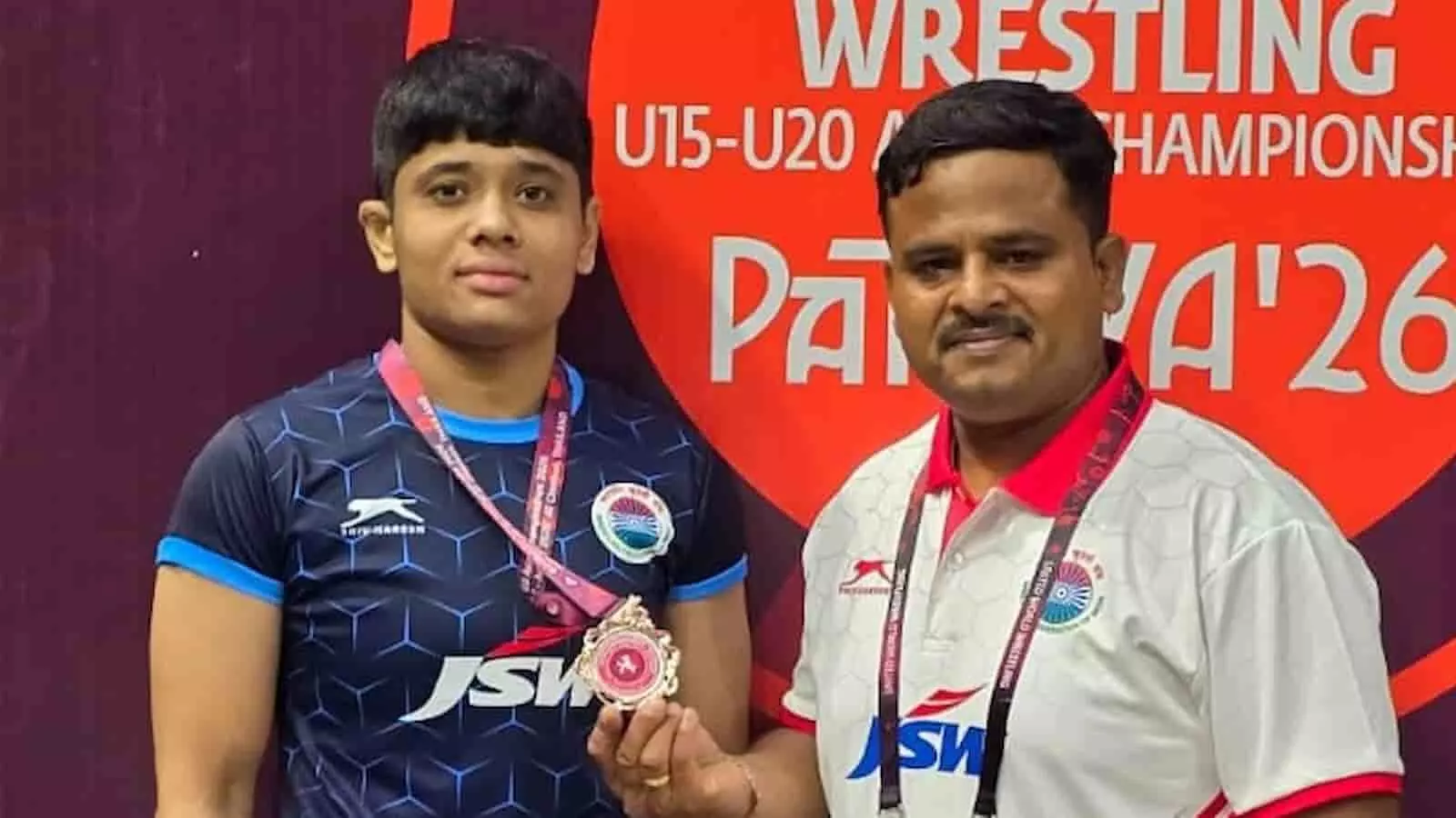 थाईलैंड में कांस्य पदक के साथ अंजलि वेताल और कोच दादासो लवटे खड़े हैं।