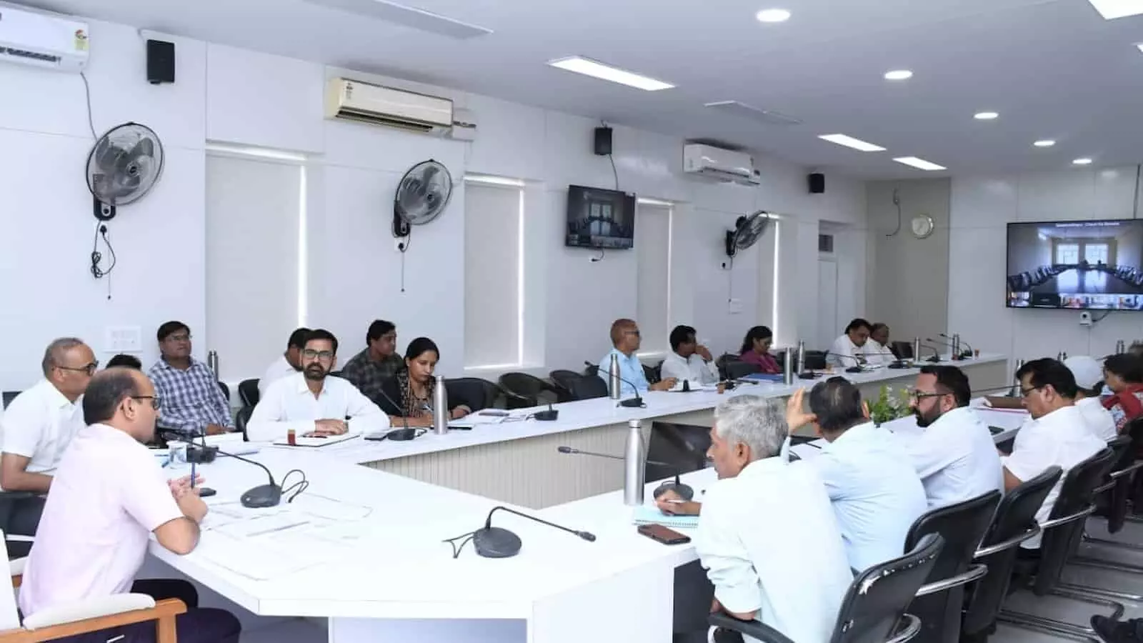सवाई माधोपुर में जिला कलक्टर अधिकारियों के साथ समीक्षा बैठक कर रहे हैं।