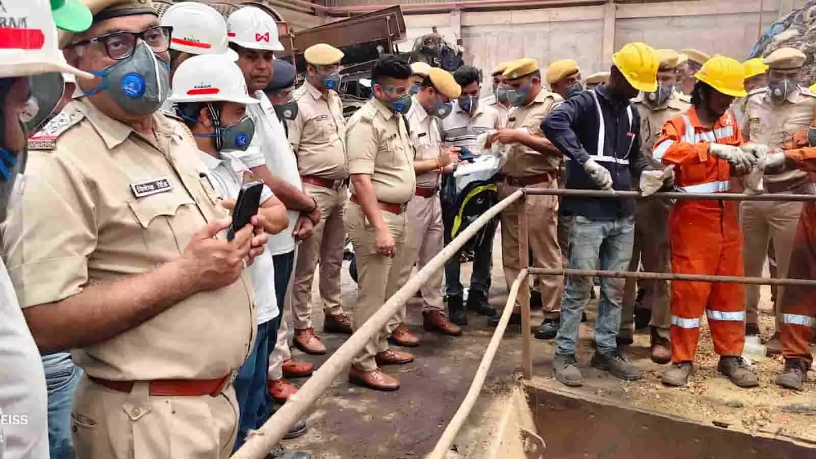 पुलिस अधिकारी और कर्मचारी वंडर सीमेंट फैक्ट्री में जब्त नशीले पदार्थों का निपटान कर रहे हैं। पुलिस अधिकारी और कर्मचारी वंडर सीमेंट फैक्ट्री में जब्त नशीले पदार्थों का निपटान कर रहे हैं।